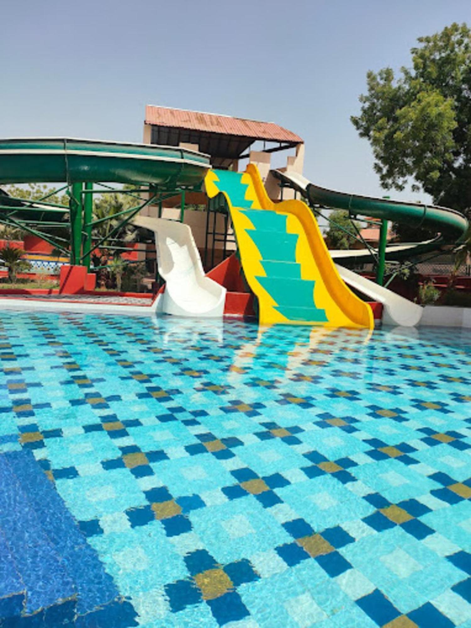 Holiday Resort & Spa A Unit Of S Poddar Group Gāndhīdhām Exteriér fotografie