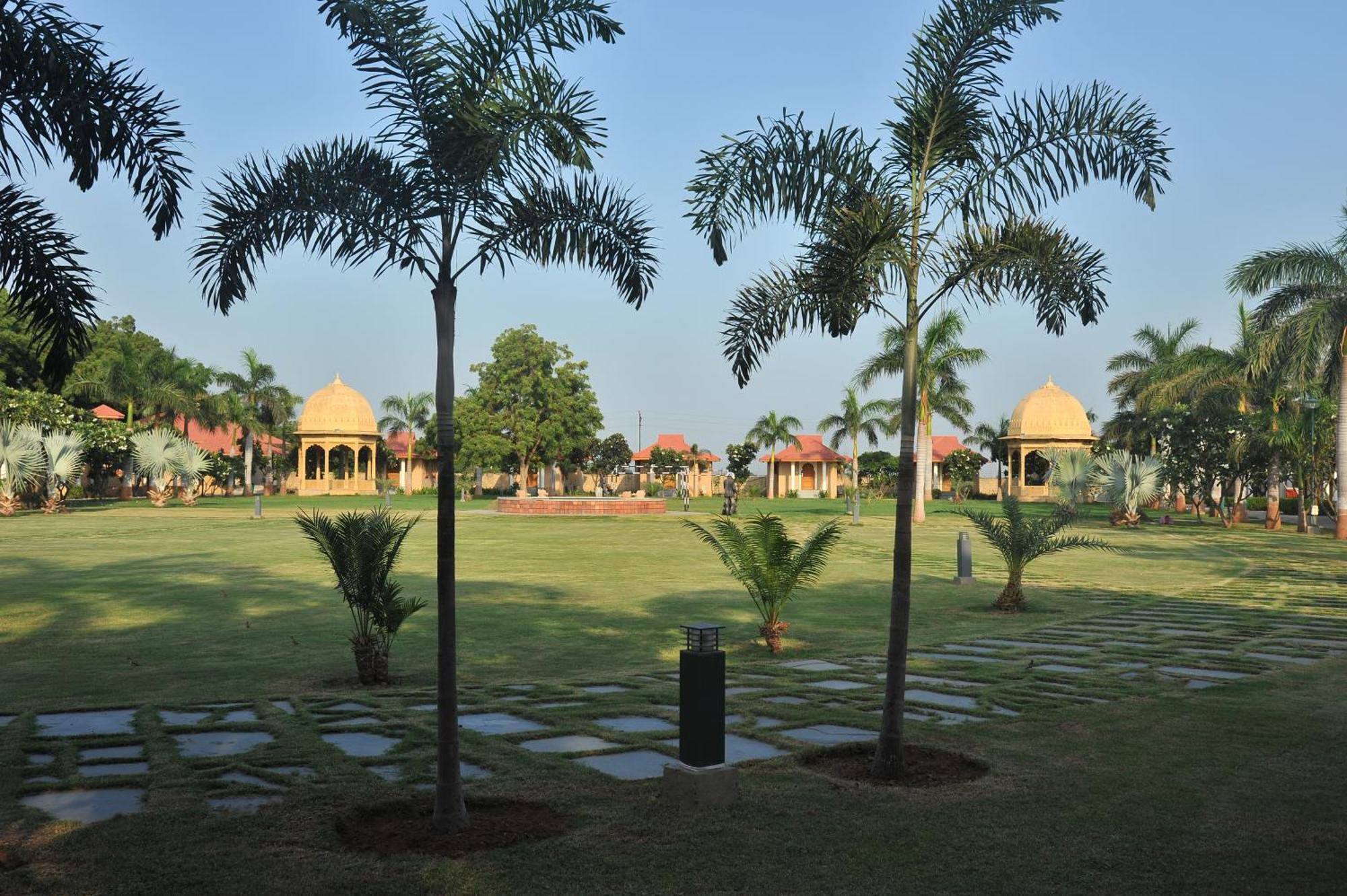 Holiday Resort & Spa A Unit Of S Poddar Group Gāndhīdhām Exteriér fotografie