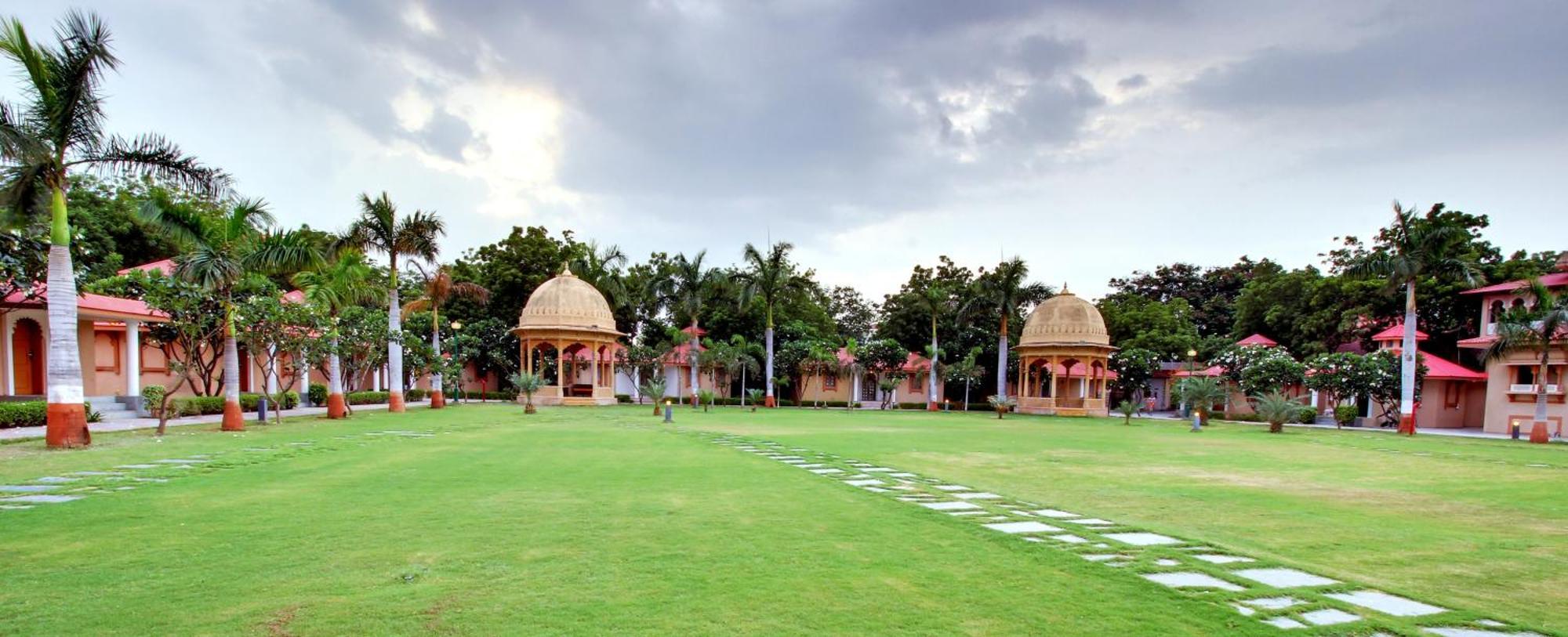 Holiday Resort & Spa A Unit Of S Poddar Group Gāndhīdhām Exteriér fotografie